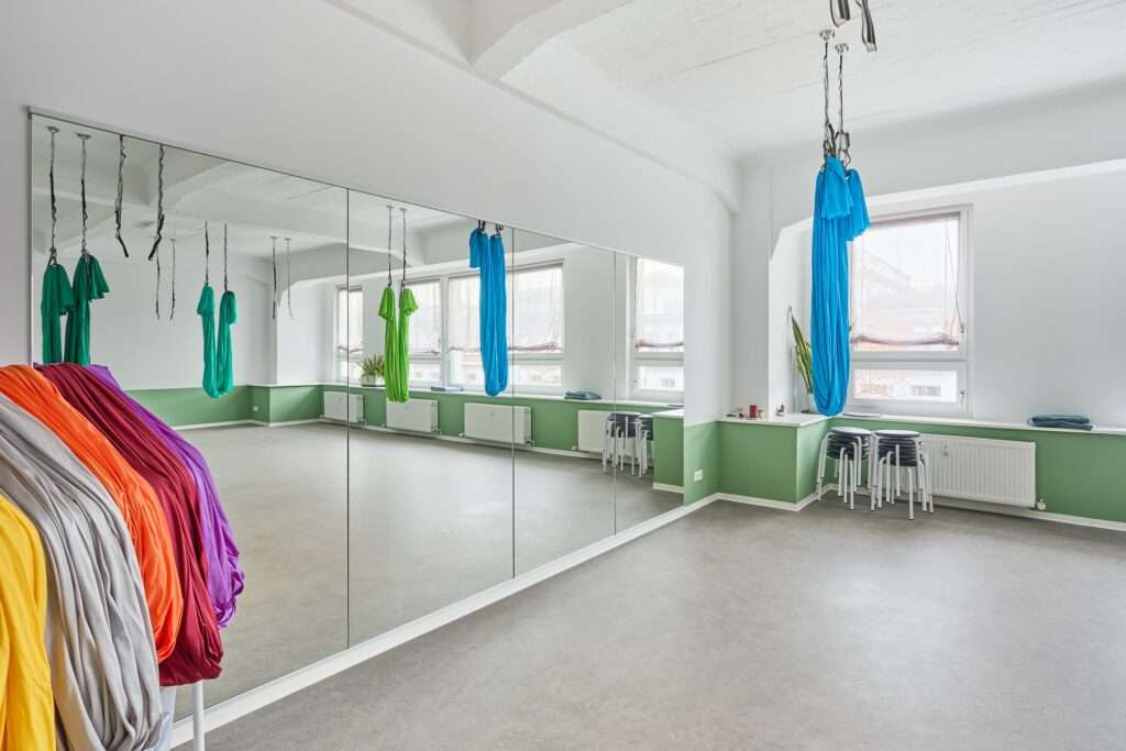 Galerie - Kursraum mit Aerial Yoga Tüchern